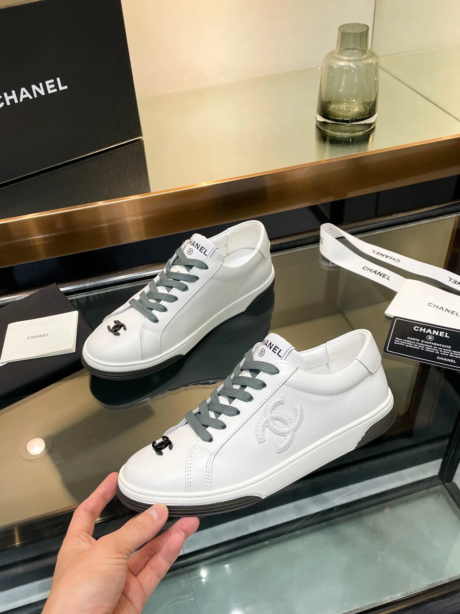 👟👟Ex-factory price 520👟👟Chanel Chanel 25SF latest model full leather panda color white shoes casual sports shoes skateboard shoes original purchase and development production Xiaoxiang C Home Another super popular item in the counter, loved by Internet celebrity bloggers and sisters, and various praises on social platforms. It is very popular, has a high texture, is breathable and super spring and summer. Seeing this issue always arouses the inner desire of girls for fashion. The latest suede material, classic black and white color, full of fashionable feeling on the feet, easy to care for. Fabric: Original customized imported cowhide material. Lining: Customized soft sheepskin lining. Sole: Original molded TPU non-slip outsole. Bottom thickness: 2.5CM. Size: Women's size 35-40 (custom-made sizes 40 are non-refundable)